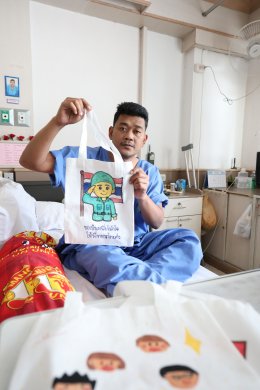 นักเรียนโครงการ​จิตอาสา โรงเรียนสตรีวิทยา 1 มอบถุงผ้าเพ้นท์ด้วยมือเป็นกำลังใจทหารผ่านศึก