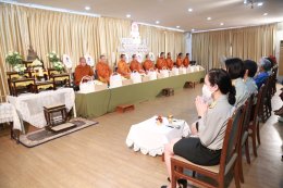 แพทย์หญิงจิตติมา ปรีชา ผู้อำนวยการโรงพยาบาลทหารผ่านศึก และคณะผู้บริหาร รพ.ผศ. เข้าเยี่ยมพร้อมมอบกระเช้าดอกไม้ คุณหญิงแสงเดือน ณ นคร ประธานกรรมการมูลนิธิสงเคราะห์ครอบครัวทหารผ่านศึกในพระราชูปถัมภ์ สมเด็จพระศรีนครินทราบรมราชชนนี