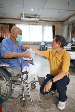 คุณมงคลชน เอกศิลป์ และครอบครัว ในโอกาสเข้าเยี่ยมบำรุงขวัญ พร้อมมอบสิ่งของ