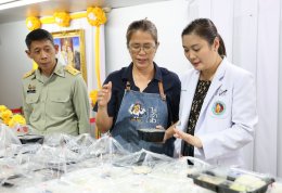 รับมอบข้าวกล่อง จำนวน 400 กล่อง จากคุณเจี๊ยบ ร้านไก่เจ้าสัว