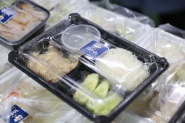 รับมอบข้าวกล่อง จำนวน 400 กล่อง จากคุณเจี๊ยบ ร้านไก่เจ้าสัว
