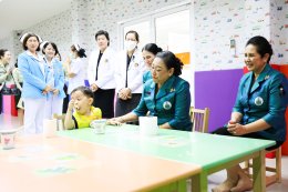เยี่ยมชมการดำเนินงานและการให้บริการของศูนย์พัฒนาเด็กเล็กเปี่ยมรักโรงพยาบาลทหารผ่านศึก