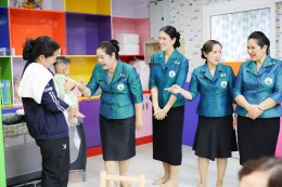 เยี่ยมชมการดำเนินงานและการให้บริการของศูนย์พัฒนาเด็กเล็กเปี่ยมรักโรงพยาบาลทหารผ่านศึก