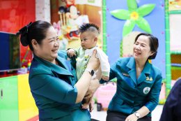 เยี่ยมชมการดำเนินงานและการให้บริการของศูนย์พัฒนาเด็กเล็กเปี่ยมรักโรงพยาบาลทหารผ่านศึก