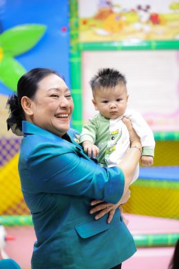 เยี่ยมชมการดำเนินงานและการให้บริการของศูนย์พัฒนาเด็กเล็กเปี่ยมรักโรงพยาบาลทหารผ่านศึก