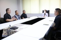 คณะนายทหารจากโรงเรียนเสนาธิการทหาร ร่วมบริจาคเงินเพื่อสมทบทุนในกิจการของโรงพยาบาลทหารผ่านศึก 