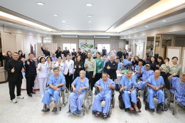 คุณพจณี คงคาลัย ผู้ช่วยผู้จัดการใหญ่ ธนาคารกรุงเทพ จำกัด (มหาชน) และคณะ จัดกิจกรรมบำรุงขวัญทหารผ่านศึกที่ได้รับบาดเจ็บ