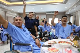 คุณพจณี คงคาลัย ผู้ช่วยผู้จัดการใหญ่ ธนาคารกรุงเทพ จำกัด (มหาชน) และคณะ จัดกิจกรรมบำรุงขวัญทหารผ่านศึกที่ได้รับบาดเจ็บ