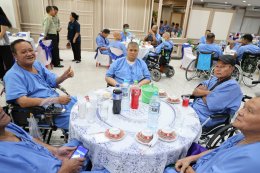 คุณพจณี คงคาลัย ผู้ช่วยผู้จัดการใหญ่ ธนาคารกรุงเทพ จำกัด (มหาชน) และคณะ จัดกิจกรรมบำรุงขวัญทหารผ่านศึกที่ได้รับบาดเจ็บ