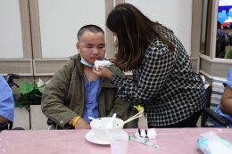 คุณสุชาติ ชวางกูร ประธานกลุ่มสร้างพลเมืองคุณภาพ และคณะ เข้าเยี่ยมและจัดกิจกรรมบำรุงขวัญทหารผ่านศึก