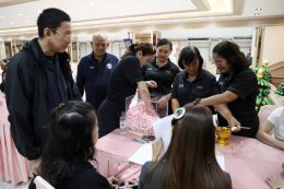 แพทย์หญิงจิตติมา ปรีชา ผู้อำนวยการโรงพยาบาลทหารผ่านศึก พร้อมด้วยคณะผู้บริหารโรงพยาบาลทหารผ่านศึก ได้จัดเลี้ยงอาหารกลางวัน และมอบของขวัญให้แก่พนักงานของโรงพยาบาลทหารผ่านศึก