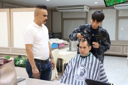 มูลนิธิสงเคราะห์ครอบครัวทหารผ่านศึก ในพระราชูปถัมภ์สมเด็จพระศรีนครินทราบรมราชชนนี ร่วมกับสมาคมช่างผมแห่งประเทศไทย จัดกิจกรรมจิตอาสา