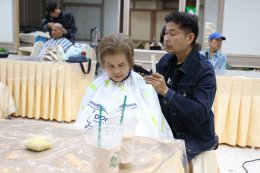 มูลนิธิสงเคราะห์ครอบครัวทหารผ่านศึก ในพระราชูปถัมภ์สมเด็จพระศรีนครินทราบรมราชชนนี ร่วมกับสมาคมช่างผมแห่งประเทศไทย จัดกิจกรรมจิตอาสา
