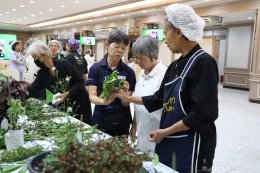 ชมรมผู้สูงอายุโรงพยาบาลทหารผ่านศึก จัดโครงการอบรมเชิงปฏิบัติการ เรื่อง การดูแลสุขภาพแบบแพทย์วิถีธรรม และเรียนรู้การทำน้ำผักปั่นสูตรหมอเขียว