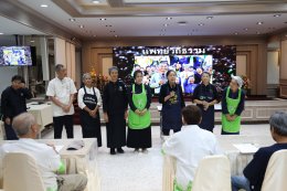 ชมรมผู้สูงอายุโรงพยาบาลทหารผ่านศึก จัดโครงการอบรมเชิงปฏิบัติการ เรื่อง การดูแลสุขภาพแบบแพทย์วิถีธรรม และเรียนรู้การทำน้ำผักปั่นสูตรหมอเขียว