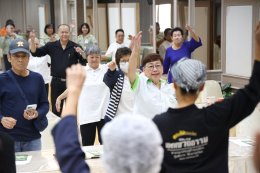 ชมรมผู้สูงอายุโรงพยาบาลทหารผ่านศึก จัดโครงการอบรมเชิงปฏิบัติการ เรื่อง การดูแลสุขภาพแบบแพทย์วิถีธรรม และเรียนรู้การทำน้ำผักปั่นสูตรหมอเขียว