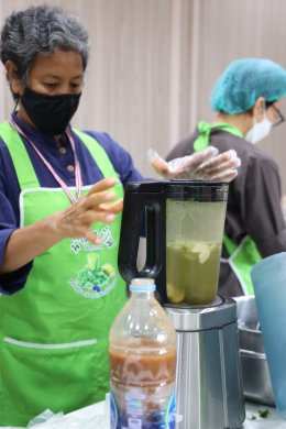 ชมรมผู้สูงอายุโรงพยาบาลทหารผ่านศึก จัดโครงการอบรมเชิงปฏิบัติการ เรื่อง การดูแลสุขภาพแบบแพทย์วิถีธรรม และเรียนรู้การทำน้ำผักปั่นสูตรหมอเขียว