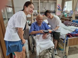 คุณแสงจันทร์ วายทุกข์ พร้อมครอบครัว มอบอาหารกลางวัน จำนวน 90 ชุด ให้กับทหารผ่านศึกที่พักรักษาตัวอยู่ที่โรงพยาบาลทหารผ่านศึก