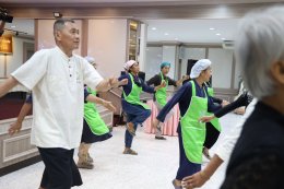 ชมรมผู้สูงอายุโรงพยาบาลทหารผ่านศึก จัดโครงการอบรมเชิงปฏิบัติการ เรื่อง การดูแลสุขภาพแบบแพทย์วิถีธรรม และเรียนรู้การทำน้ำผักปั่นสูตรหมอเขียว