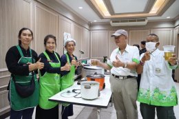ชมรมผู้สูงอายุโรงพยาบาลทหารผ่านศึก จัดโครงการอบรมเชิงปฏิบัติการ เรื่อง การดูแลสุขภาพแบบแพทย์วิถีธรรม และเรียนรู้การทำน้ำผักปั่นสูตรหมอเขียว
