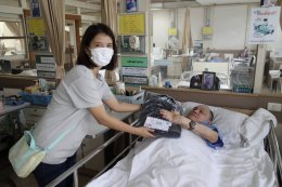 คุณกัมปนาท วัฒนชัย และคณะ เข้าเยี่ยมบำรุงขวัญทหารผ่านศึกที่พักรักษาตัวอยู่ที่โรงพยาบาลทหารผ่านศึก