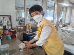 คณะบุคคลจากมูลนิธิส่งเสริมพุทธศาสนาเพื่อสังคม เข้าเยี่ยมบำรุงขวัญพร้อมจัดเลี้ยงอาหารกลางวัน และน้ำสมุนไพรแก่ทหารผ่านศึก