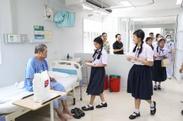 คณะผู้บริหาร ครู และนักเรียนจากโรงเรียนลาซาล เข้าเยี่ยมบำรุงขวัญทหารผ่านศึก พร้อมมอบเงินบริจาคให้แก่โรงพยาบาลทหารผ่านศึก