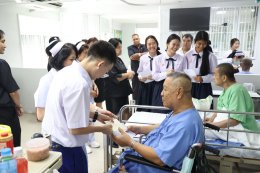 คณะผู้บริหาร ครู และนักเรียนจากโรงเรียนลาซาล เข้าเยี่ยมบำรุงขวัญทหารผ่านศึก พร้อมมอบเงินบริจาคให้แก่โรงพยาบาลทหารผ่านศึก