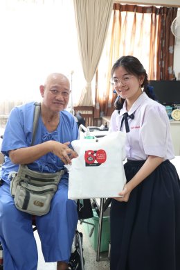 คณะผู้บริหาร ครู และนักเรียนจากโรงเรียนลาซาล เข้าเยี่ยมบำรุงขวัญทหารผ่านศึก พร้อมมอบเงินบริจาคให้แก่โรงพยาบาลทหารผ่านศึก
