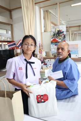 คณะผู้บริหาร ครู และนักเรียนจากโรงเรียนลาซาล เข้าเยี่ยมบำรุงขวัญทหารผ่านศึก พร้อมมอบเงินบริจาคให้แก่โรงพยาบาลทหารผ่านศึก
