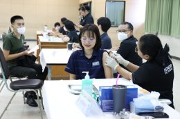  รับวัคซีนแบบอุ่นใจ และปลอดภัย โดยทีมบุคลากรทางการแพทย์ รพ.ผศ. ️