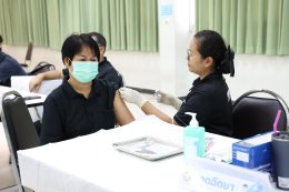  รับวัคซีนแบบอุ่นใจ และปลอดภัย โดยทีมบุคลากรทางการแพทย์ รพ.ผศ. ️