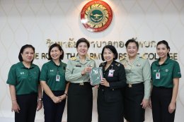 ผู้อำนวยการโรงพยาบาลทหารผ่านศึก มอบของที่ระลึกให้แก่ผู้อำนวยการวิทยาลัยพยาบาลกองทัพบก คุณงามความดีและเกียรติยศที่ท่านสร้างไว้ จะงดงามในความทรงจำตลอดไป 