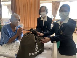 สมเด็จพระกนิษฐาธิราชเจ้า กรมสมเด็จพระเทพรัตนราชสุดาฯ สยามบรมราชกุมารี องค์ประธานมูลนิธิสายใจไทยฯ ทรงพระราชทานอาหารกล่อง และถุงของขวัญพระราชทาน แก่ทหารผ่านศึก