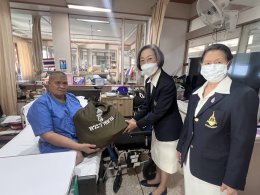 สมเด็จพระกนิษฐาธิราชเจ้า กรมสมเด็จพระเทพรัตนราชสุดาฯ สยามบรมราชกุมารี องค์ประธานมูลนิธิสายใจไทยฯ ทรงพระราชทานอาหารกล่อง และถุงของขวัญพระราชทาน แก่ทหารผ่านศึก