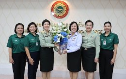 ผู้อำนวยการโรงพยาบาลทหารผ่านศึก มอบของที่ระลึกให้แก่ผู้อำนวยการวิทยาลัยพยาบาลกองทัพบก คุณงามความดีและเกียรติยศที่ท่านสร้างไว้ จะงดงามในความทรงจำตลอดไป 