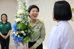 ผู้อำนวยการโรงพยาบาลทหารผ่านศึก มอบของที่ระลึกให้แก่ผู้อำนวยการวิทยาลัยพยาบาลกองทัพบก คุณงามความดีและเกียรติยศที่ท่านสร้างไว้ จะงดงามในความทรงจำตลอดไป 