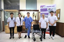 แพทย์หญิงจิตติมา ปรีชา ผู้อำนวยการโรงพยาบาลทหารผ่านศึก มอบขาเทียมระดับเหนือเข่าแกนในฝ่าเท้าโยกได้ที่มีคุณลักษณะเฉพาะพิเศษ ให้แก่ สิบเอก อมรฤทธิ์ นาสมฝัน ทหารผ่านศึกนอกประจำการ บัตรชั้นที่ 1