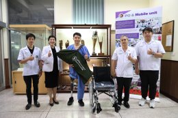 แพทย์หญิงจิตติมา ปรีชา ผู้อำนวยการโรงพยาบาลทหารผ่านศึก มอบขาเทียมระดับเหนือเข่าแกนในฝ่าเท้าโยกได้ที่มีคุณลักษณะเฉพาะพิเศษ ให้แก่ สิบเอก อมรฤทธิ์ นาสมฝัน ทหารผ่านศึกนอกประจำการ บัตรชั้นที่ 1