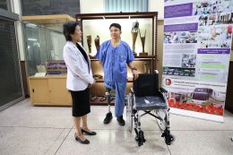 แพทย์หญิงจิตติมา ปรีชา ผู้อำนวยการโรงพยาบาลทหารผ่านศึก มอบขาเทียมระดับเหนือเข่าแกนในฝ่าเท้าโยกได้ที่มีคุณลักษณะเฉพาะพิเศษ ให้แก่ สิบเอก อมรฤทธิ์ นาสมฝัน ทหารผ่านศึกนอกประจำการ บัตรชั้นที่ 1