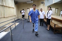 แพทย์หญิงจิตติมา ปรีชา ผู้อำนวยการโรงพยาบาลทหารผ่านศึก มอบขาเทียมระดับเหนือเข่าแกนในฝ่าเท้าโยกได้ที่มีคุณลักษณะเฉพาะพิเศษ ให้แก่ สิบเอก อมรฤทธิ์ นาสมฝัน ทหารผ่านศึกนอกประจำการ บัตรชั้นที่ 1