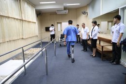 แพทย์หญิงจิตติมา ปรีชา ผู้อำนวยการโรงพยาบาลทหารผ่านศึก มอบขาเทียมระดับเหนือเข่าแกนในฝ่าเท้าโยกได้ที่มีคุณลักษณะเฉพาะพิเศษ ให้แก่ สิบเอก อมรฤทธิ์ นาสมฝัน ทหารผ่านศึกนอกประจำการ บัตรชั้นที่ 1