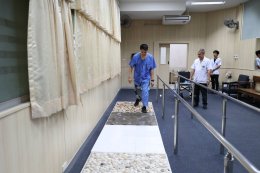 แพทย์หญิงจิตติมา ปรีชา ผู้อำนวยการโรงพยาบาลทหารผ่านศึก มอบขาเทียมระดับเหนือเข่าแกนในฝ่าเท้าโยกได้ที่มีคุณลักษณะเฉพาะพิเศษ ให้แก่ สิบเอก อมรฤทธิ์ นาสมฝัน ทหารผ่านศึกนอกประจำการ บัตรชั้นที่ 1