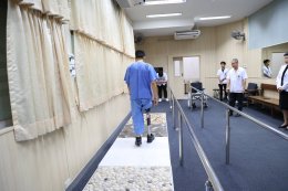 แพทย์หญิงจิตติมา ปรีชา ผู้อำนวยการโรงพยาบาลทหารผ่านศึก มอบขาเทียมระดับเหนือเข่าแกนในฝ่าเท้าโยกได้ที่มีคุณลักษณะเฉพาะพิเศษ ให้แก่ สิบเอก อมรฤทธิ์ นาสมฝัน ทหารผ่านศึกนอกประจำการ บัตรชั้นที่ 1