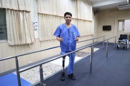 แพทย์หญิงจิตติมา ปรีชา ผู้อำนวยการโรงพยาบาลทหารผ่านศึก มอบขาเทียมระดับเหนือเข่าแกนในฝ่าเท้าโยกได้ที่มีคุณลักษณะเฉพาะพิเศษ ให้แก่ สิบเอก อมรฤทธิ์ นาสมฝัน ทหารผ่านศึกนอกประจำการ บัตรชั้นที่ 1