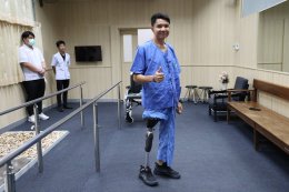 แพทย์หญิงจิตติมา ปรีชา ผู้อำนวยการโรงพยาบาลทหารผ่านศึก มอบขาเทียมระดับเหนือเข่าแกนในฝ่าเท้าโยกได้ที่มีคุณลักษณะเฉพาะพิเศษ ให้แก่ สิบเอก อมรฤทธิ์ นาสมฝัน ทหารผ่านศึกนอกประจำการ บัตรชั้นที่ 1