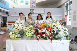 นางเยาวรัตน์ ผดุงวงษ์ รองผู้อำนวยการกองกลาง โรงพยาบาลทหารผ่านศึก เป็นผู้แทนผู้อำนวยการโรงพยาบาลทหารผ่านศึก รับมอบกระเช้าดอกไม้ จากการท่าอากาศยานดอนเมือง