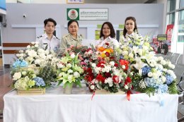 นางเยาวรัตน์ ผดุงวงษ์ รองผู้อำนวยการกองกลาง โรงพยาบาลทหารผ่านศึก เป็นผู้แทนผู้อำนวยการโรงพยาบาลทหารผ่านศึก รับมอบกระเช้าดอกไม้ จากการท่าอากาศยานดอนเมือง