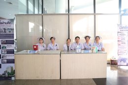 แพทย์หญิงฉัตรสุมาลย์ ตันติกุล รองผู้อำนวยการโรงพยาบาลทหารผ่านศึก (ฝ่ายการแพทย์) และคณะ ออกบูธประชาสัมพันธ์เพื่อแนะนำภารกิจและการดำเนินงานของโรงพยาบาลทหารผ่านศึก