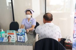 แพทย์หญิงฉัตรสุมาลย์ ตันติกุล รองผู้อำนวยการโรงพยาบาลทหารผ่านศึก (ฝ่ายการแพทย์) และคณะ ออกบูธประชาสัมพันธ์เพื่อแนะนำภารกิจและการดำเนินงานของโรงพยาบาลทหารผ่านศึก